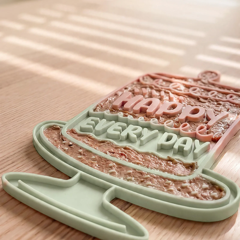 Silicone licking and feeding mat for cats and dogs