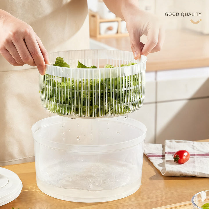 Manual salad spinner made of plastic