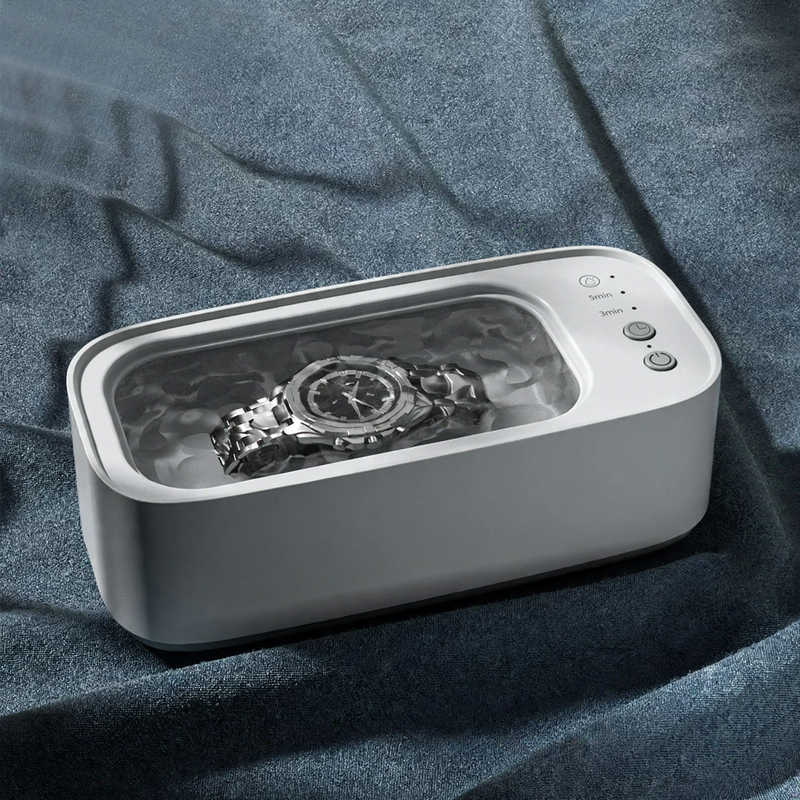 Ultrasonic cleaning device with timer for glasses