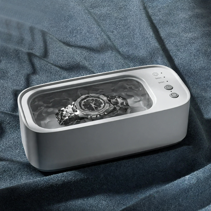 Ultrasonic cleaning device with timer for glasses