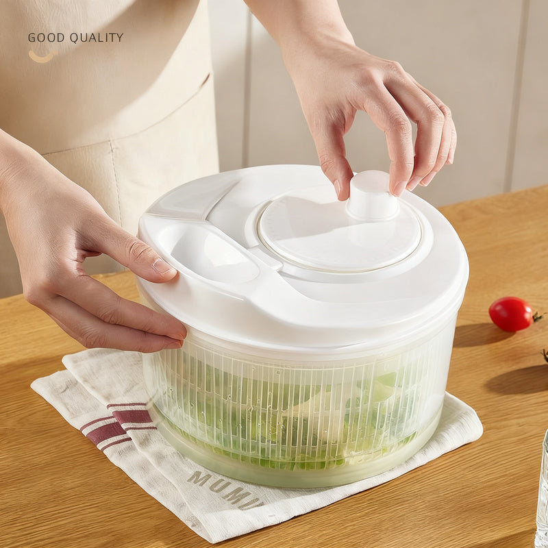 Manual salad spinner made of plastic