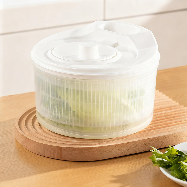 Manual salad spinner made of plastic