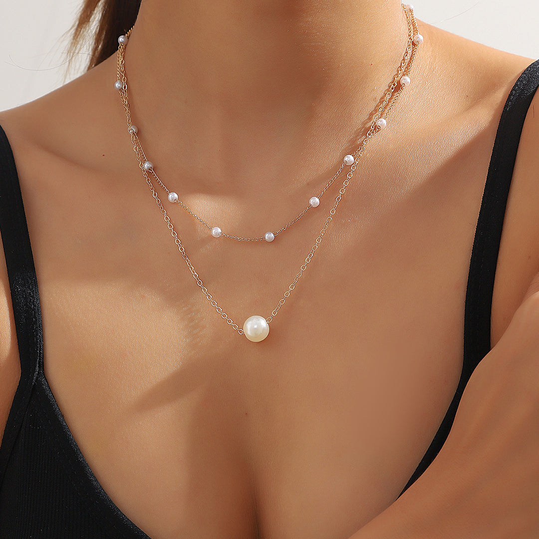Pearl necklace with acrylic pendant
