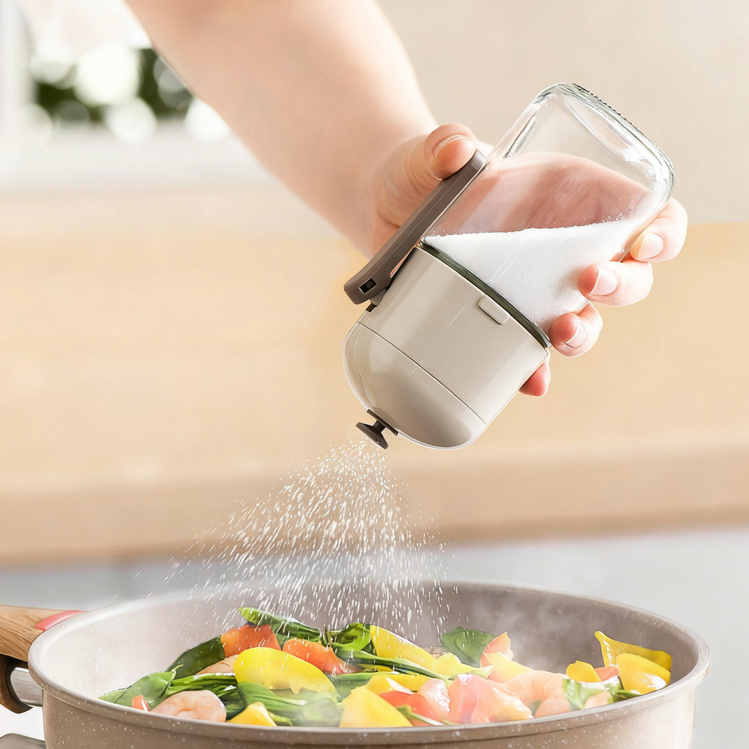 Measuring salt shaker with closure