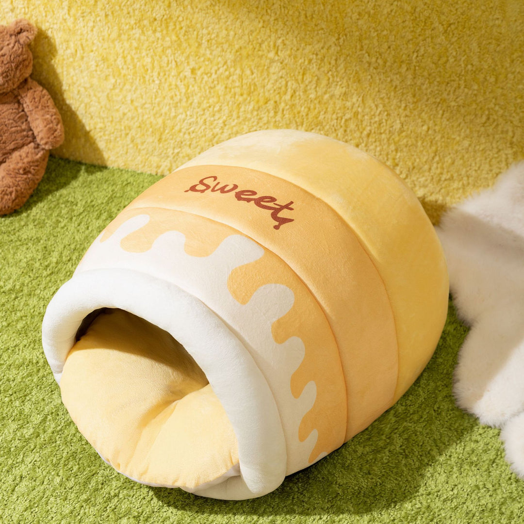 Half-open cat bed with heating function
