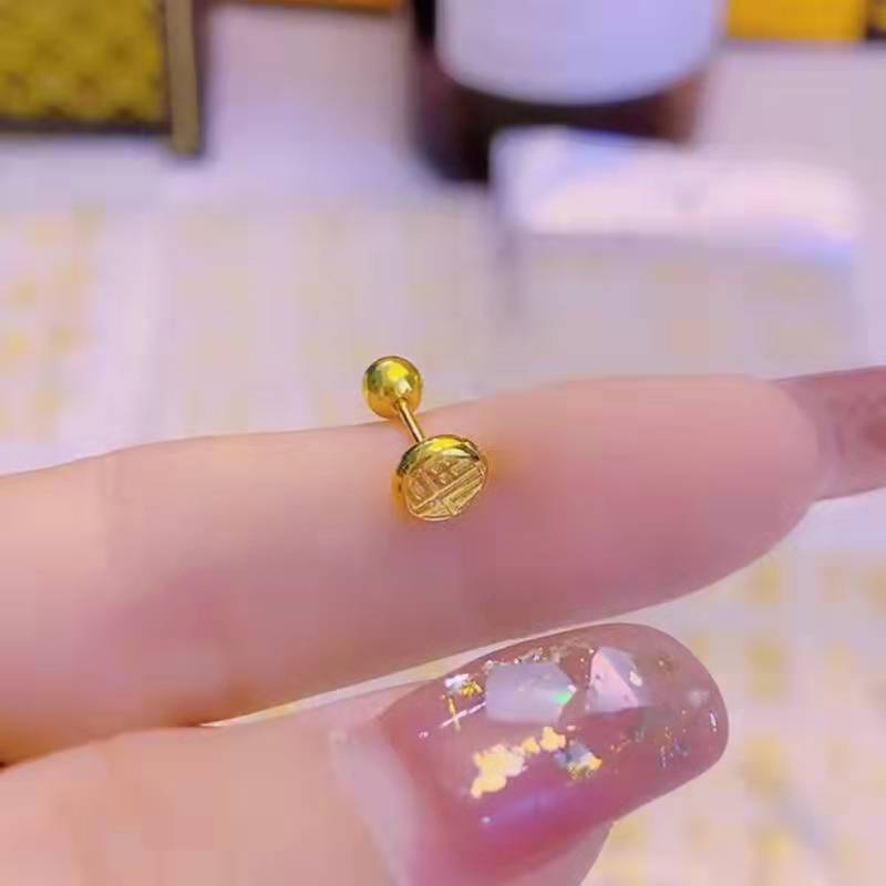 Heart-shaped stud earrings made of zinc titanium