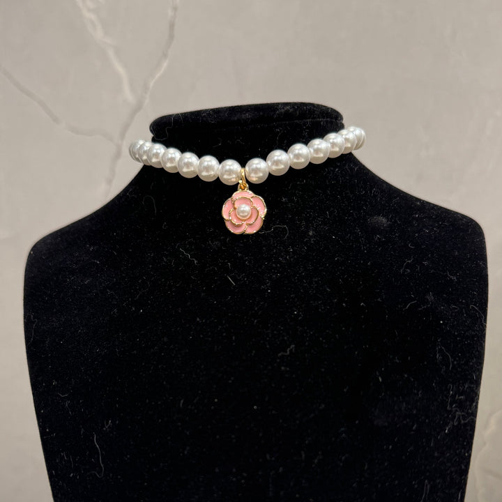 Metal collar with pearls and geometric design