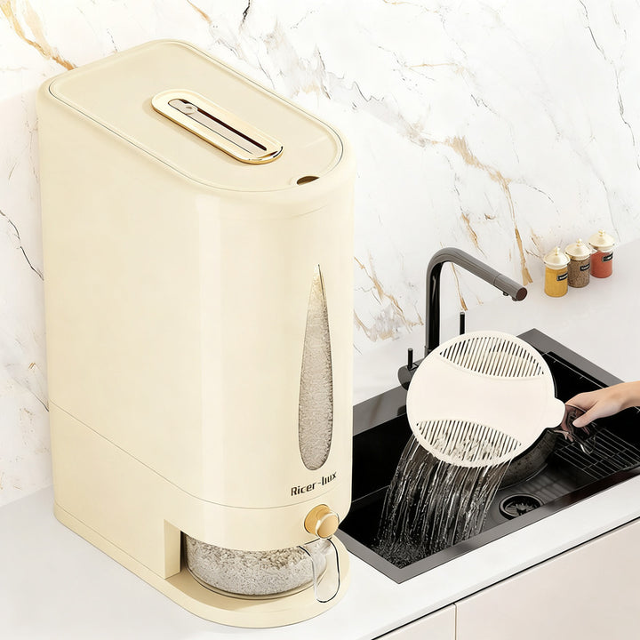 Plastic travel container with pressure closure, airtight