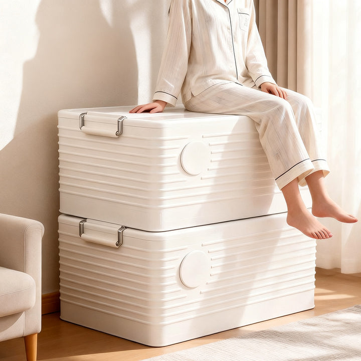 Plastic storage box with lid