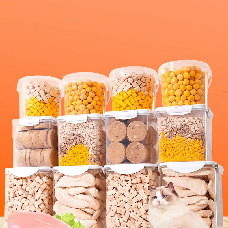 Freeze-dried meat pieces for cats and dogs