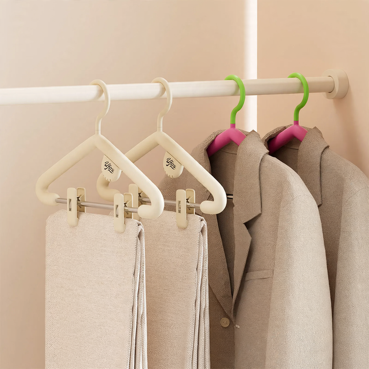 Plastic Hanger DD2517, shoulder-friendly
