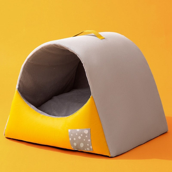 Closed pet bed with heat feeding