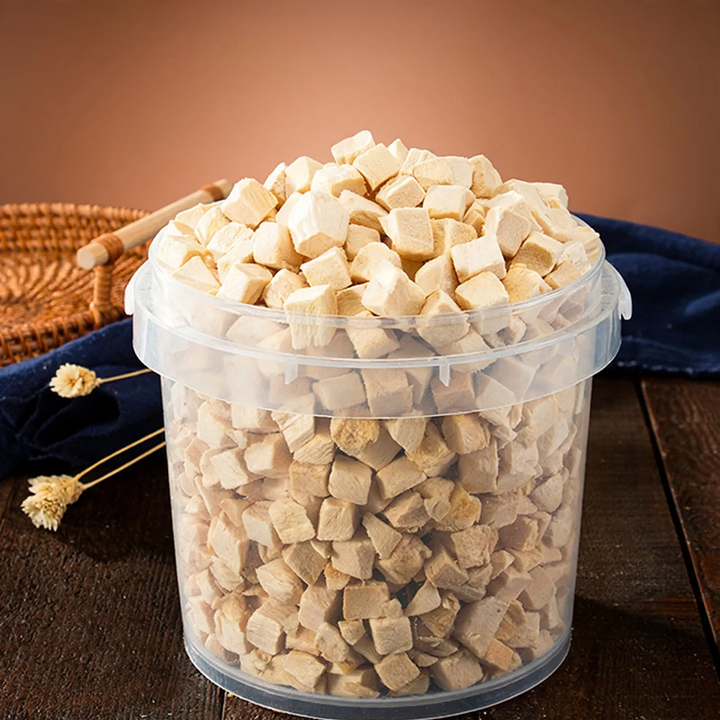 Freeze-dried meat pieces for cats and dogs