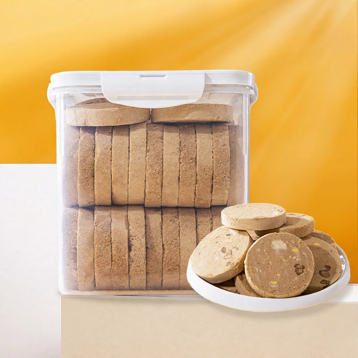 Freeze-dried meat pieces for cats and dogs