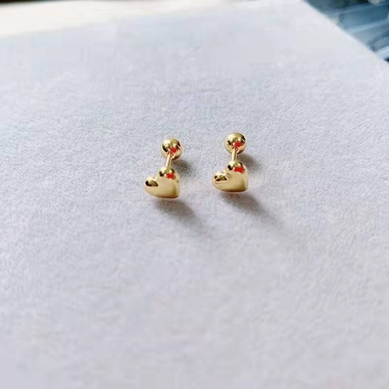 Heart-shaped stud earrings made of zinc titanium