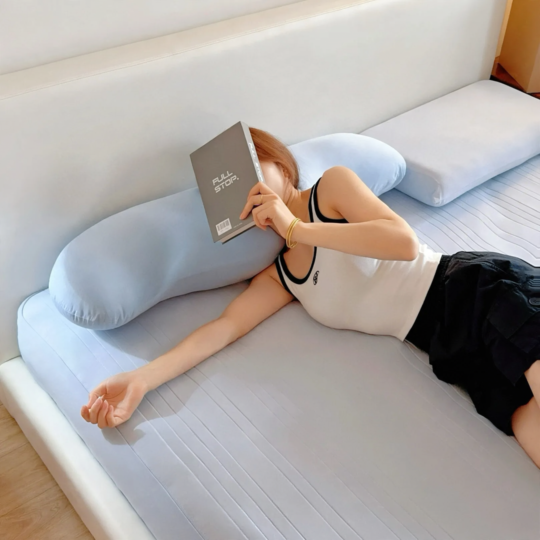 Side sleeper hugging pillow, 105 × 30 cm