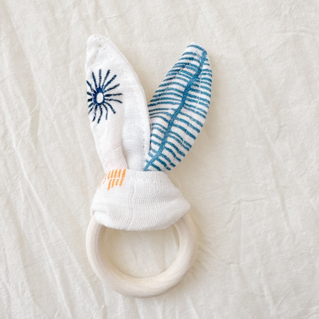 Wooden teething ring and cotton fabric