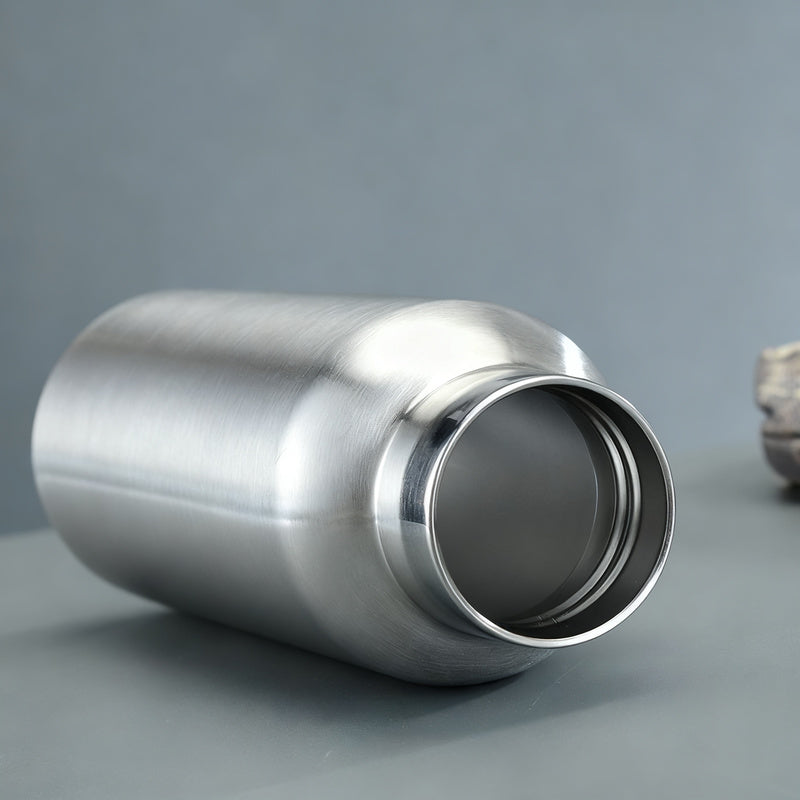 Insulated stainless steel drinking bottle with handle