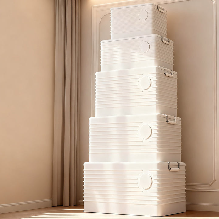 Plastic storage box with lid