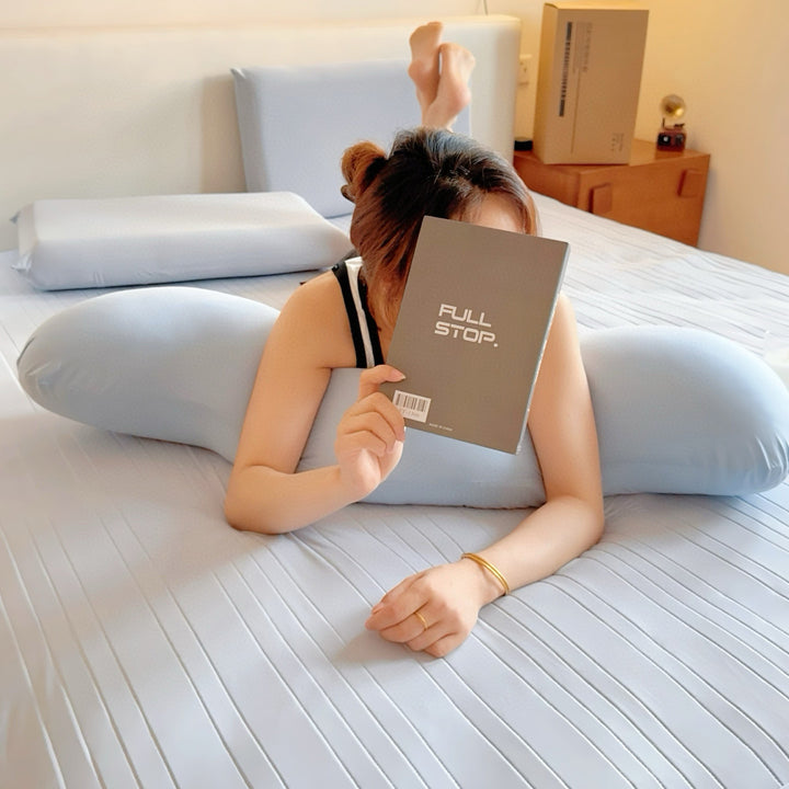 Side sleeper hugging pillow, 105 × 30 cm