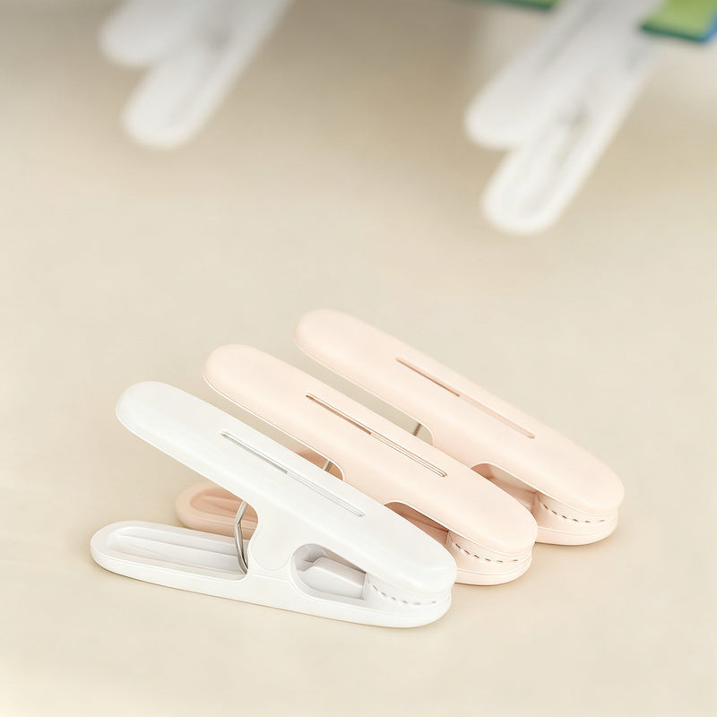 Plastic clothes pegs, set of 12
