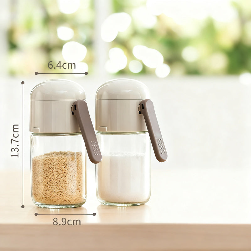 Measuring salt shaker with closure
