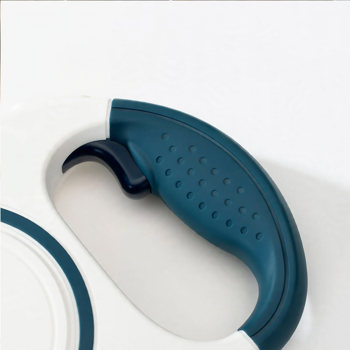 Retractable leash with LED lighting