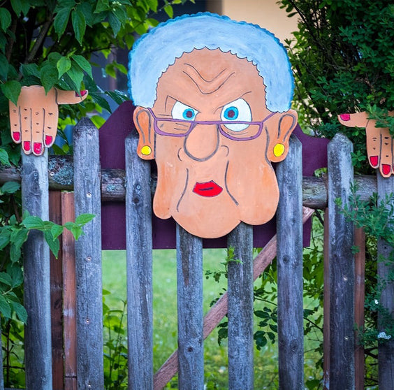 Stornfield | Fence Decoration Nosy Old Man and Lady Garden Yard Art
