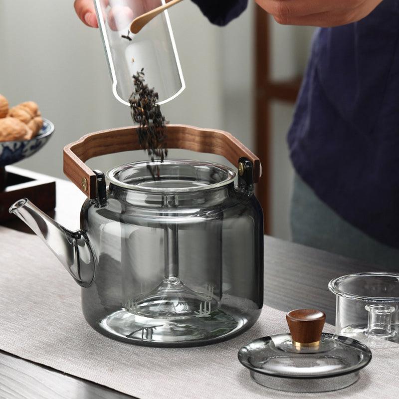 Elegant glass and wood teapot for the perfect preparation of loose tea leaves | Stornfield