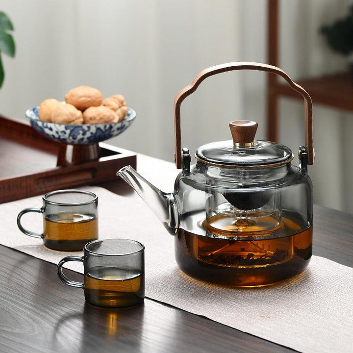 Elegant glass and wood teapot for the perfect preparation of loose tea leaves | Stornfield