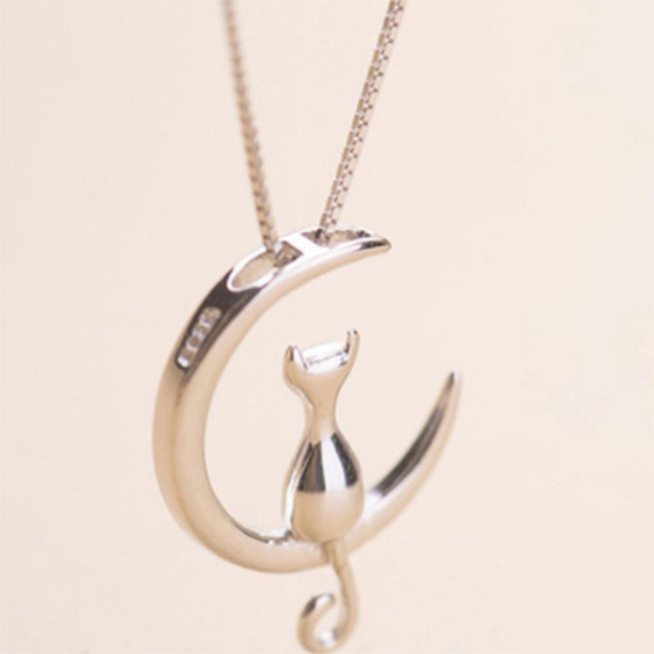 Kat - Moon Swing Necklace | Stornfield