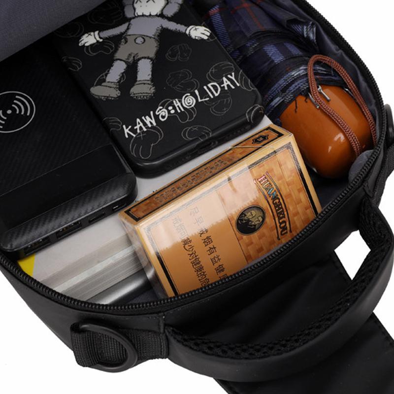 Shoulder bag with USB charger | Stornfield